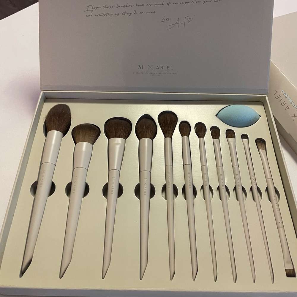 Make up by Ariel brushes x morphie new , shipping next bussines day